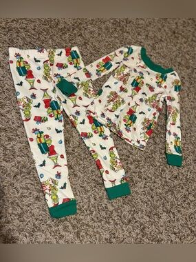 Grinch Print Pajama Set - 2T - NWOT